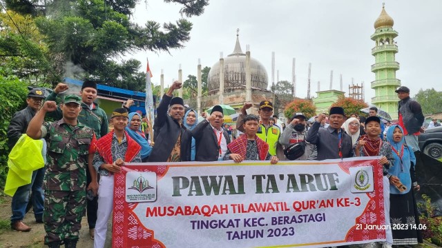 Peserta mengikuti pawai ta'aruf MTQ Kabupaten Karo