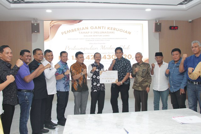 Sekda Sumut, Arief S Trinugroho bersama Ketua Medan Club, Eswin S Soekardja, usai pelunasan pembayaran