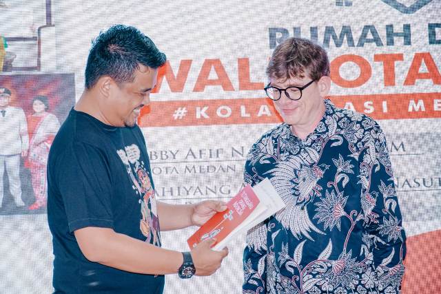 Wali Kota Medan, Bobby Nasution, memberikan buku kepada komikus Perancis, Emmanuel Lemaire