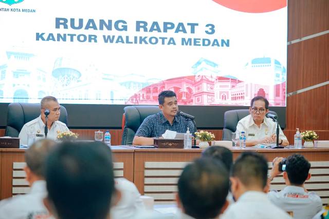 Wali Kota Medan, Bobby Nasution, memimpin rapat teknis terkait penanganan sampah