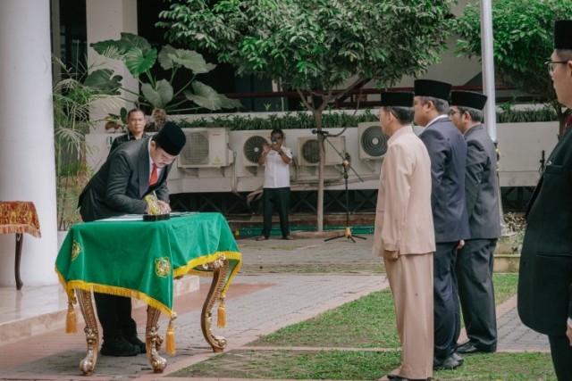 Wali-Kota-Medan-Bobby-Nasution-menandatangani-berita-acara-pelantikan-pejabat-Pemkot-Medan