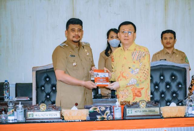Wali Kota Medan, Bobby Nasution, menyerahkan nita jawaban kepala daerah terhadap Ranperda UMKM