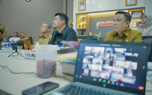 Wali Kota Medan, Bobby Nasution, pada rapat virtual bersama dengan pimpinan OPD 1