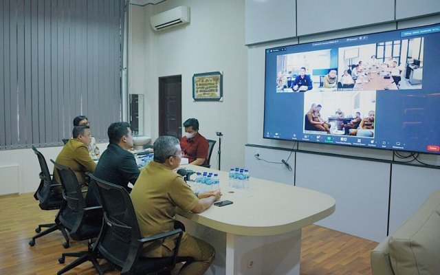 Wali Kota Medan, Bobby Nasution, pada rapat virtual bersama dengan pimpinan OPD