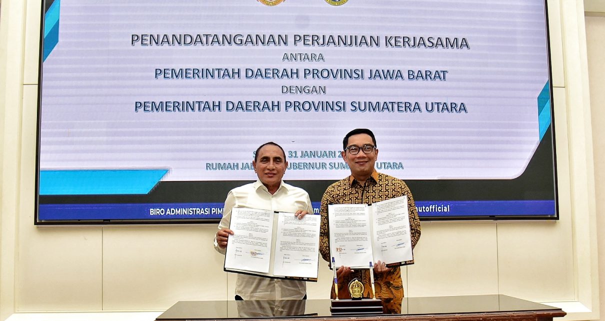 Gubernur Sumut, Edy Rahmayadi, bersama Gubernur Jabar, Ridwan Kamil, menandatangani MoU penguatan bank daerah
