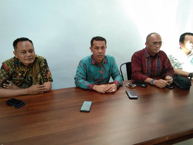 Kadis Perhubungan Kota Medan, Iswar Lubis, bersama jajaran memberikan keterangan kepada wartawan terkait mudik lebaran 2023