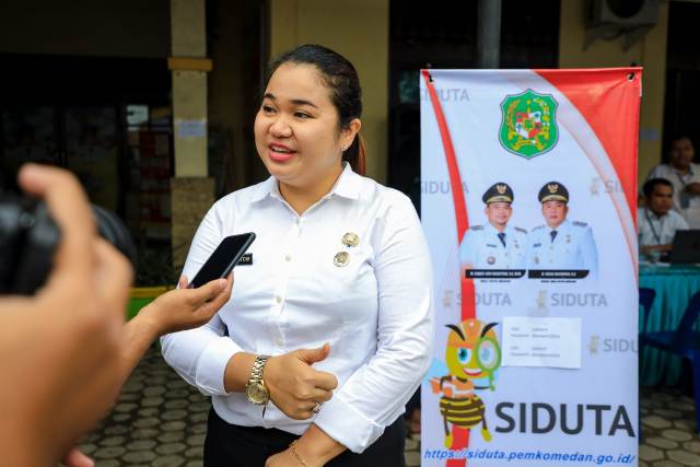 Kepala Bidang Penempatan Tenaga Kerja Disnaker Kota Medan, Duma Gultom, memberikan keterangan pada Job Fair Mini
