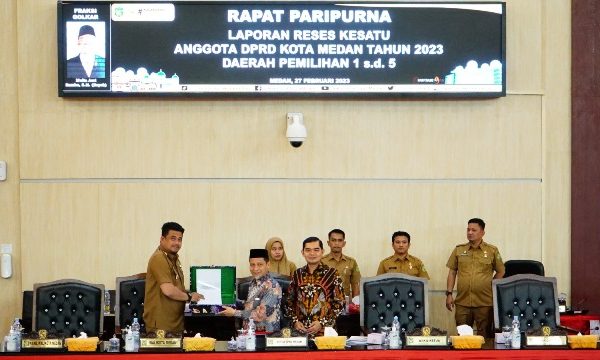 Pimpinan DPRD Medan menyerahkan hasil laporan reses anggota DPRD dari Dapil I sampai V pada sidang paripurna DPRD Medan