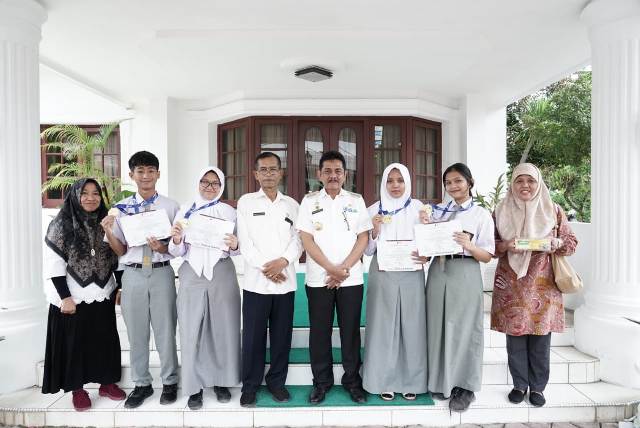 Pj Wali Kota Tebingtinggi, Muhammad Dimiyathi, foto bersama dengan siswa SMAN 1 Tebingtinggi peraih medali emas Aiseef