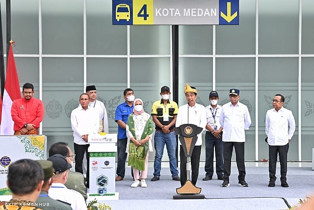 Presiden Jokowi memberikan sambutan pada peresmian Terminal Terpadu Amplas