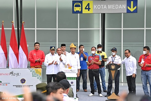 Presiden Jokowi menekan tombol sirine meresmikan Terminal Terpadu Amplas