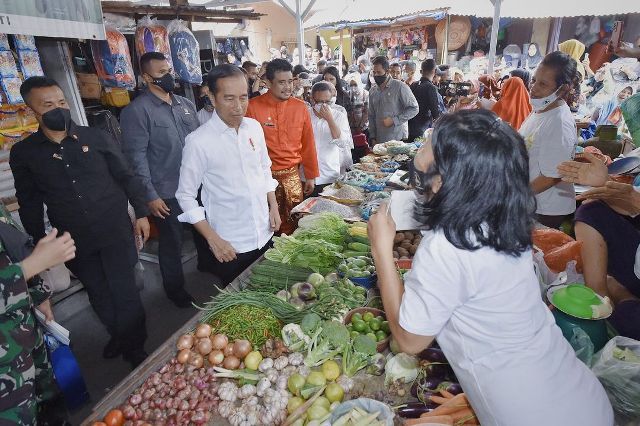 Presiden Jokowi mengunjungi Pasar Bakti dan Halat Kota Medan