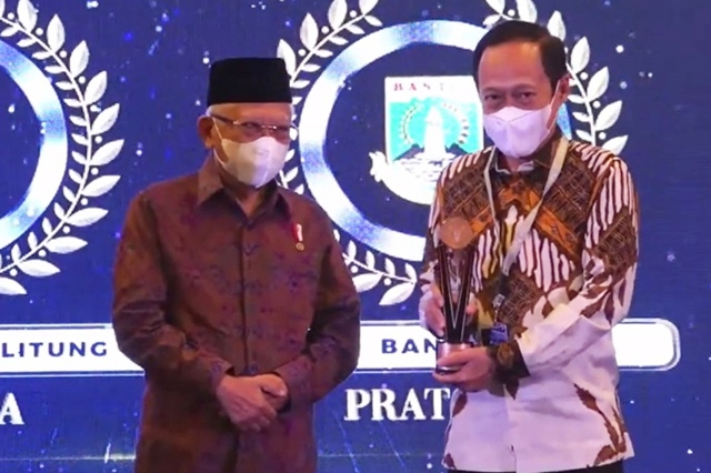 Sekda Provinsi Sumut, Arief S Trinugroho, menerima anugerah KPPU Award 2023 dari Wapres Ma'ruf Amin di Jakarta