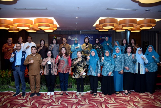 Sekda Sumut Arief S Trinugroho, dan Ketua TP PKK Sumut, Nawal Lubis, foto bersama usai membuka Advokasi dan Sosialisasi Sub PIN Polio di Medan