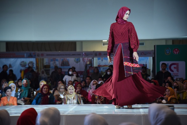 Seorang model melakukan fashion show memperagakan hasil karya anak Sumut pada pembukaan Kriya Fest 2023 di Medan