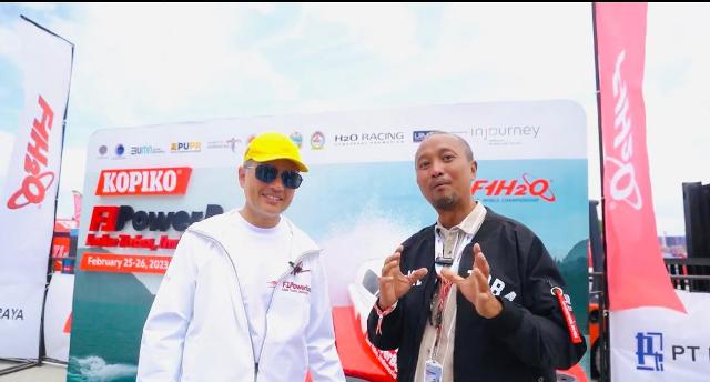 Wagub Sumut, Musa Rajekshah, membuat konten bersama YouTuber terkenal Fitra Eri di sela-sela pertandingan Kejuaraan Dunia F1 Powerboat 2023 di Balige Sumut