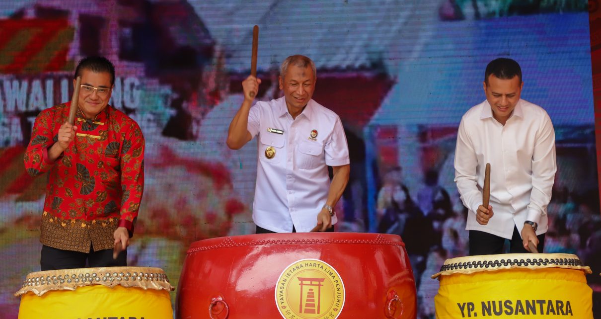 Wagub Sumut, Musa Rajekshah, menabuh gendang pada pembukaan Pekan Nusantara di Cemara Asri