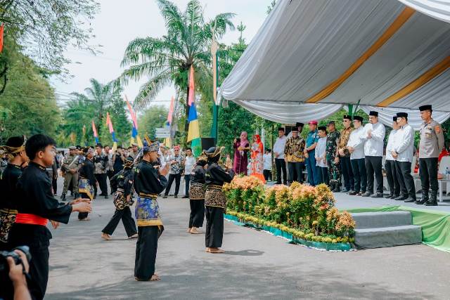 Wali Kota Medan, Bobby Nasution dan Wakil Wali Kota, Aulia Rachman, bersama unsur Forkopimda menerima parade lintas etnis pada pawai ta'aruf pembukaan MTQ ke-56 tingkat Kota Medan