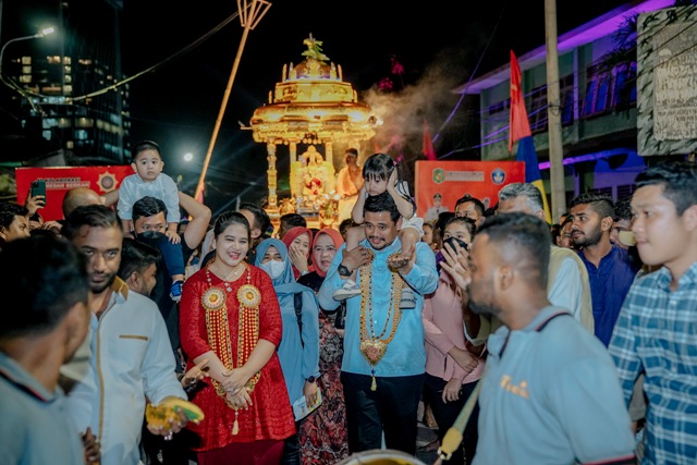 Wali Kota Medan, Bobby Nasution dan istri pada Perayaan Thaipusam dari depan Kuil Sree Soepramanniem Nagarattar