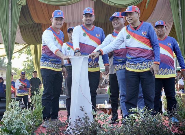 Wali Kota Medan, Bobby Nasution, menekan tombol tanda dibukanya Porwil VIII tingkat Kota Medan di Mabar (1)
