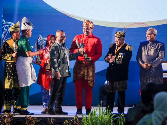 Wali Kota Medan, Bobby Nasution, menerima anugerah kebudayaan pada puncak acara Hari Pers Nasional 2023 di Sumut
