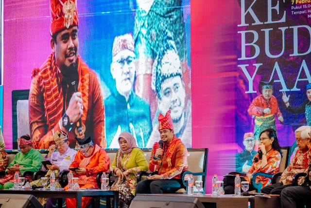 Wali Kota Medan, Bobby Nasution, menerima cinderamata pada dialog kebudayaan pada HPN 2023 di Medan (2)