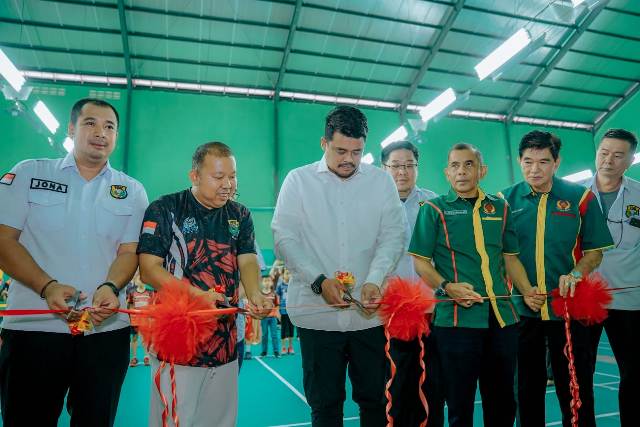 Wali Kota Medan, Bobby Nasution, menggunting pita pada Grand Opening Galaxy Grace Badminton Hall Medan