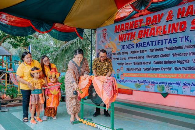Bunda PAUD Kota Medan, Kahiyang Ayu, memukul gong saat membuka Market Day & Happy With Bharlind School di Yaspen Nasional Bharlind Medan, Jalan Jamin Ginting Medan