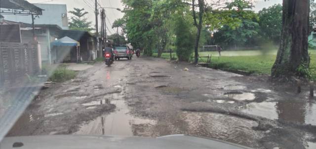 Jalan Luku Medan Johor kondisinya kembali rusak walaupun telah ditambal sekitar seminggu lalu (1)