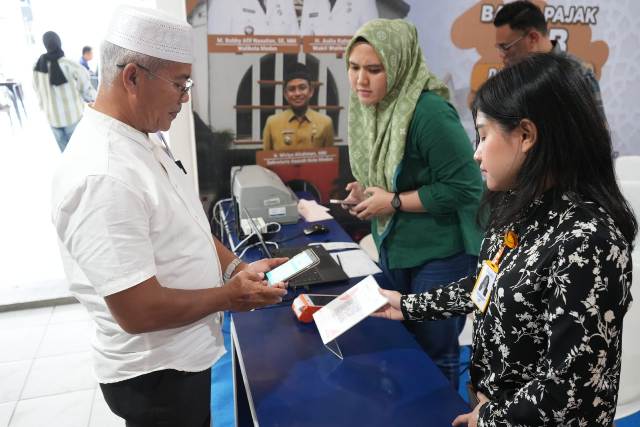 Masyarakat Kota Medan membayar PBB menggunakan aplikasi QRIS di Pos Bloc