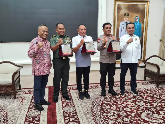 Ketua PWI Pusat, Atal S Depari bersama Ketua PWI Sumut, Farianda Putra Sinik, memberikan penghargaan kepada Gubsu, Kapoldasu dan Pangdam