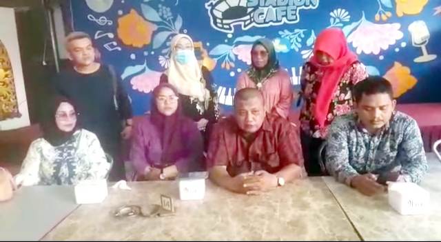 Relawan Jokowi Nusantara memberikan keterangan menolak hasil voting elektornik Musra di Medan