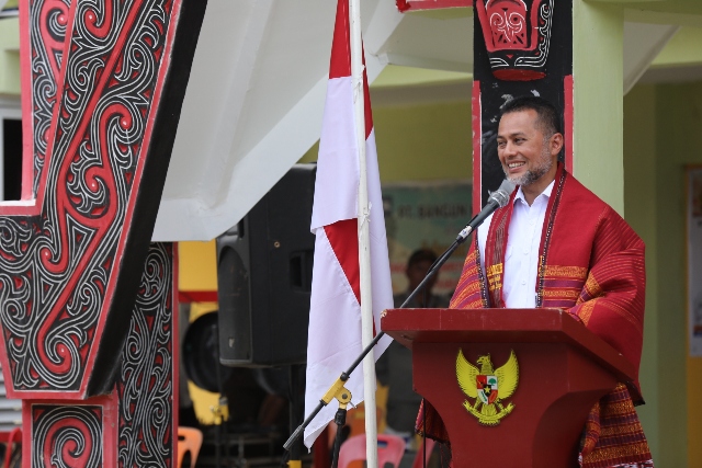 Wagub Sumut, Musa Rajekshah, memberikan sambutan pada peresmian GOR Samosir