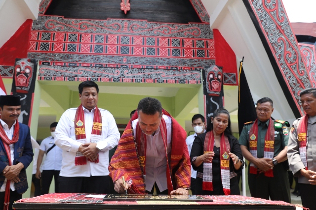 Wagub Sumut, Musa Rajekshah, menandatangani prasasti peresmian GOR Samosir