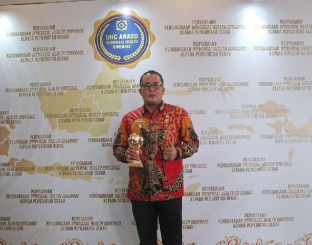 Wakil Wali Kota Medan, Aulia Rachman, menerima UHC Award 2023
