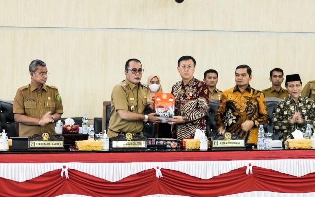 Wakil Wali Kota Medan, Aulia Rachman, menyerahkan LKPJ TA 2022 ke DPRD 1
