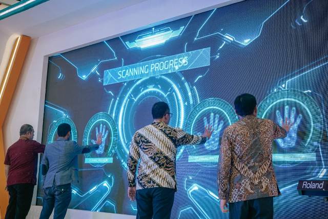 Wakil Wali Kota Medan, Aulia Rachman,melakukan scanning tangan pada pembukaan Life With BSI Expo Medan 2023 di Atrimum Plaza Medan Fair