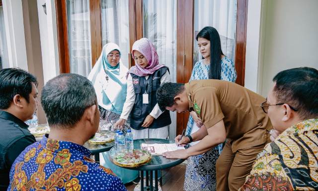Wali Kota Medan, Bobby Nasution bersama istri Kahiyang Ayu mencoklit tanda telah terdaftar sebagai pemilih pada Pemilu 2024 mendatang