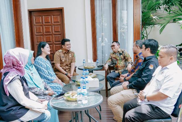 Wali Kota Medan, Bobby Nasution, bersama istri Kahiyang Ayu menerima kunjungan KPU dan Bawaslu Medan dalam rangka melakukan coklit pemilih