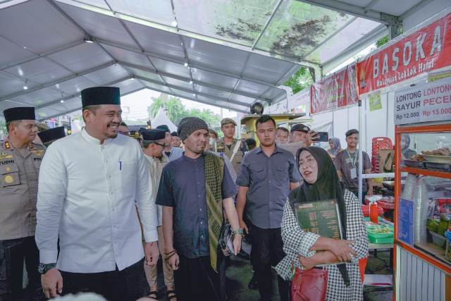 Wali Kota Medan, Bobby Nasution bersama ustad Hanan Hattaki melihat stand di Ramadhan Fair pada Ngabuburit