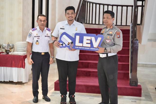 Wali Kota Medan, Bobby Nasution, di dampingi Kadis Perhubungan, Iswar Lubis, menyerahkan LEV kepada Polda Sumut