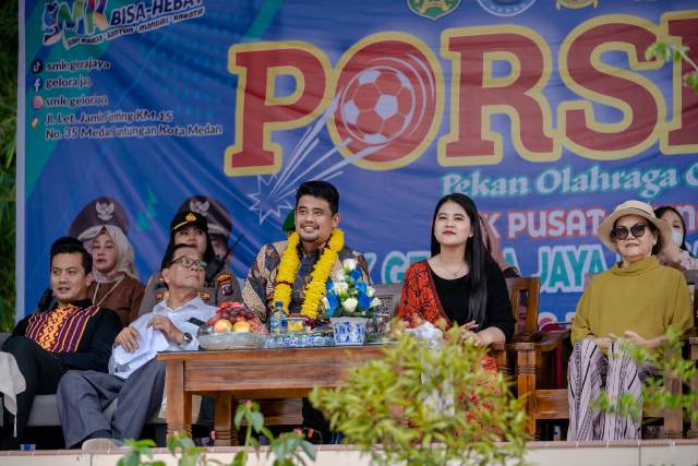 Wali Kota Medan, Bobby Nasution, di dampingi Ketua TP PKK, Kahiyang Ayu, saat membuka Porseni Tingkat SMP di SMK Gelora Jaya Nusantara Medan