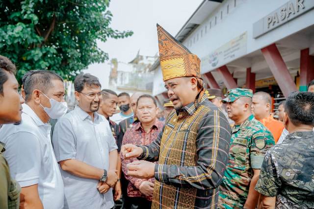 Wali Kota Medan, Bobby Nasution, memberikan arahan saat meninjau ketersediaan dan harga pagan dan di pasar tradisional