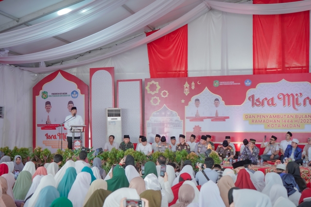 Wali Kota Medan, Bobby Nasution, memberikan sambutan pada peringatan Israk Mikraj 1444 H Pemkot Medan di Marelan