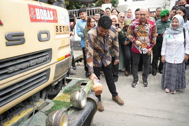Wali Kota Medan, Bobby Nasution, memecahkan kendi pada pelepasan eskpor hasil UMKM Kota Medan