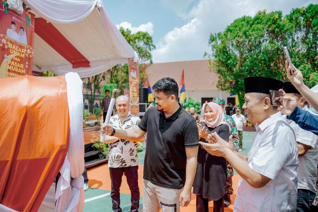 Wali Kota Medan, Bobby Nasution, memukul bedug tanda dibukanya pasar murah sambut Ramadhan 1444 H