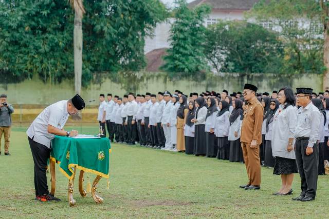 Wali Kota Medan, Bobby Nasution, menandatangani berita acara pelantikan Kepsek di Medan