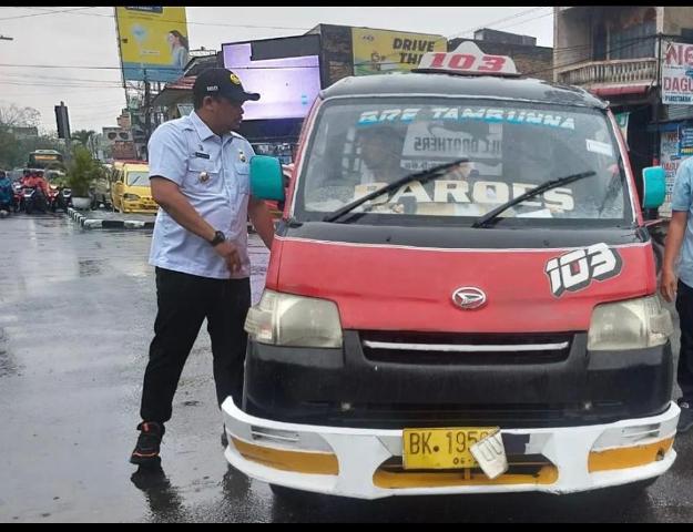 Wali Kota Medan, Bobby Nasution, menghentikan angkot menerobos lampu merah di Jalan Dr Mansyur Medan