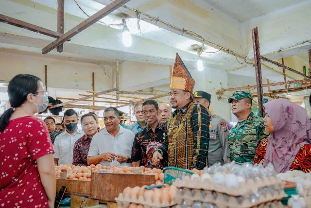 Wali Kota Medan, Bobby Nasution, meninjau ketersediaan dan harga pangan di pasar tradisional