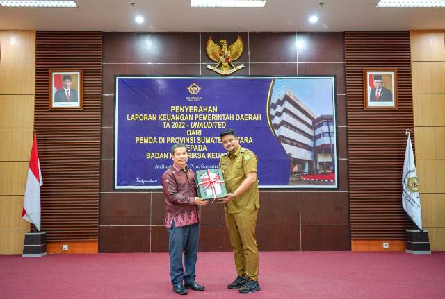 Wali Kota Medan, Bobby Nasution, menyerahkan LKPD TA 2022 kepada Kepala BPK RI Wilayah Sumut, Eydu Oktain Panjaitan